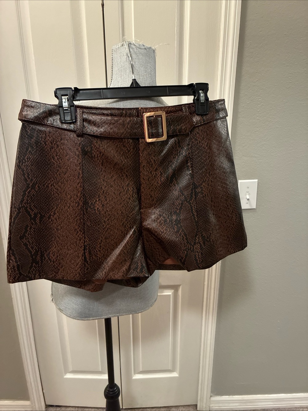 7 for all mankind ladies faux leather snake print shorts size large